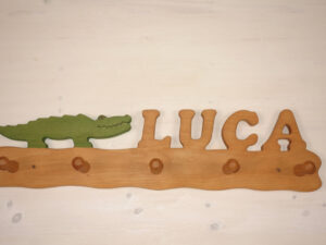 Kindergarderobe mit Name Luca und Krokodil 60