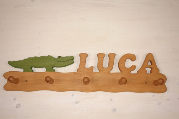 Kindergarderobe mit Name Luca und Krokodil 60