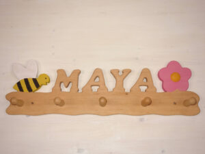 Kindergarderobe mit Name Maya mit Biene und Blume rosa 60