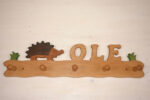 Kindergarderobe mit Name Ole mit Igel und Gräser 60