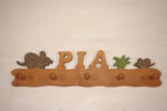 Kindergarderobe mit Name Pia und Maus groß und klein mit Gras 60