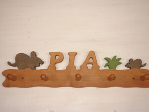 Kindergarderobe mit Name Pia und Maus groß und klein mit Gras 60