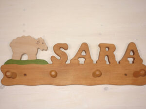 Kindergarderobe mit Name Sara und Schaf auf der Wiese 50