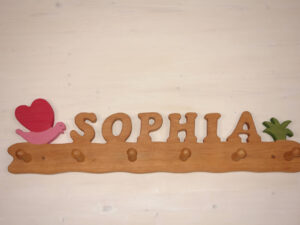 Kindergarderobe mit Name Sophia mit Schmetterling pink und Gras 70