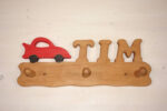 Kindergarderobe mit Name Tim und Rennauto rot 40