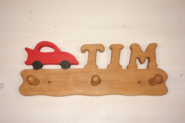 Kindergarderobe mit Name Tim und Rennauto rot 40