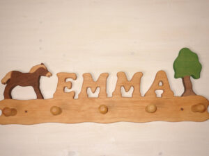 Kindergarderobe Emma mit Pferd und Baum ()